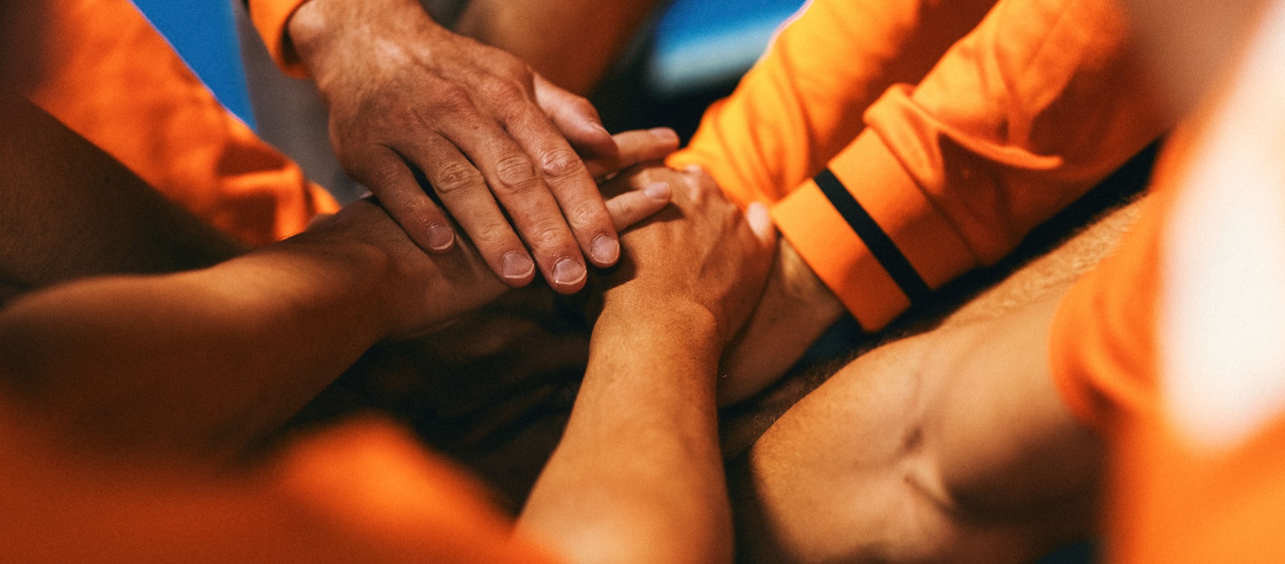Foto handen Oranje verkleind
