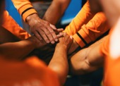 Foto handen Oranje verkleind