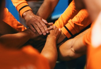 Foto handen Oranje verkleind