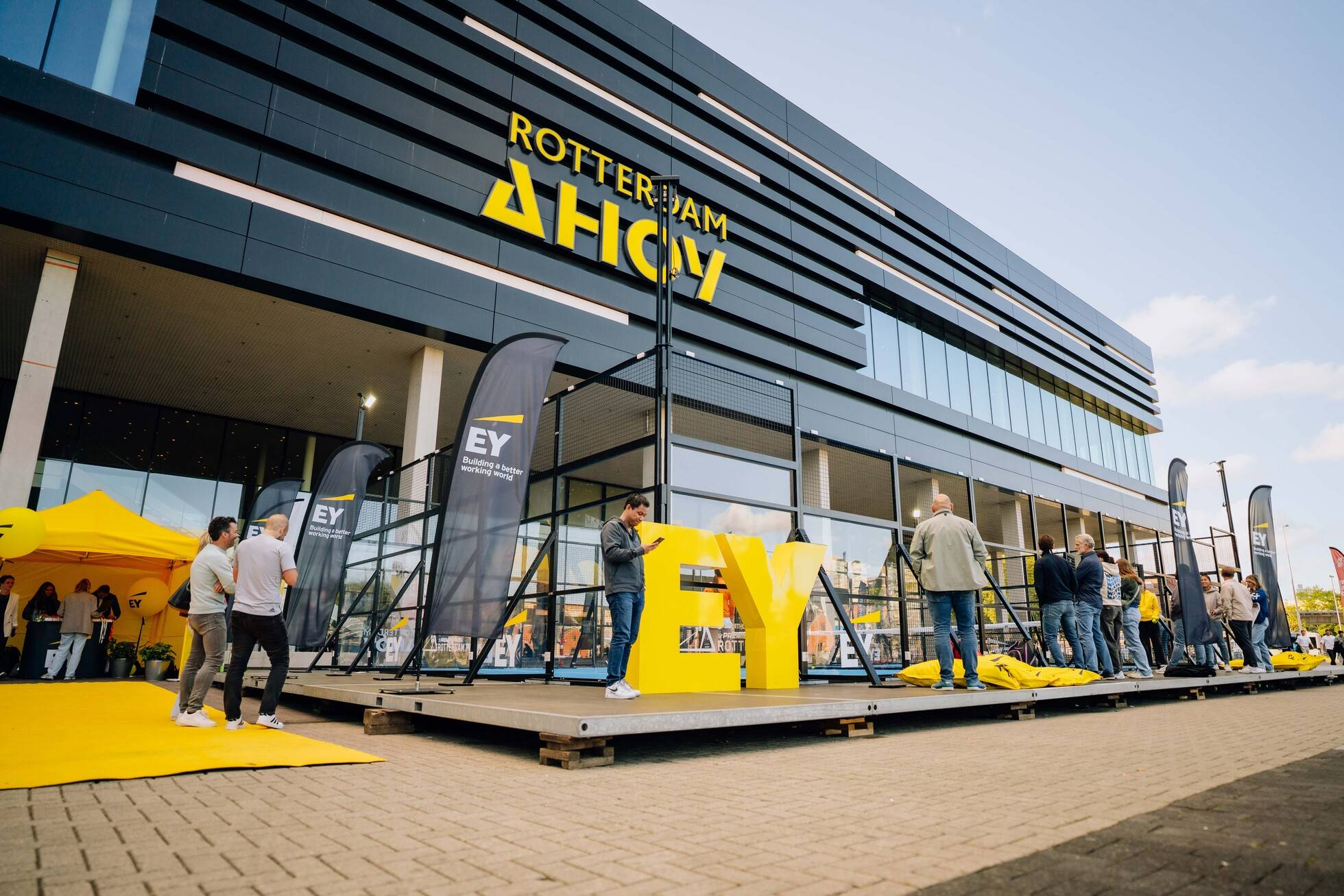 EY slaat raak met mobiele padelbaan tijdens Premier Padel Rotterdam Golazo Brands