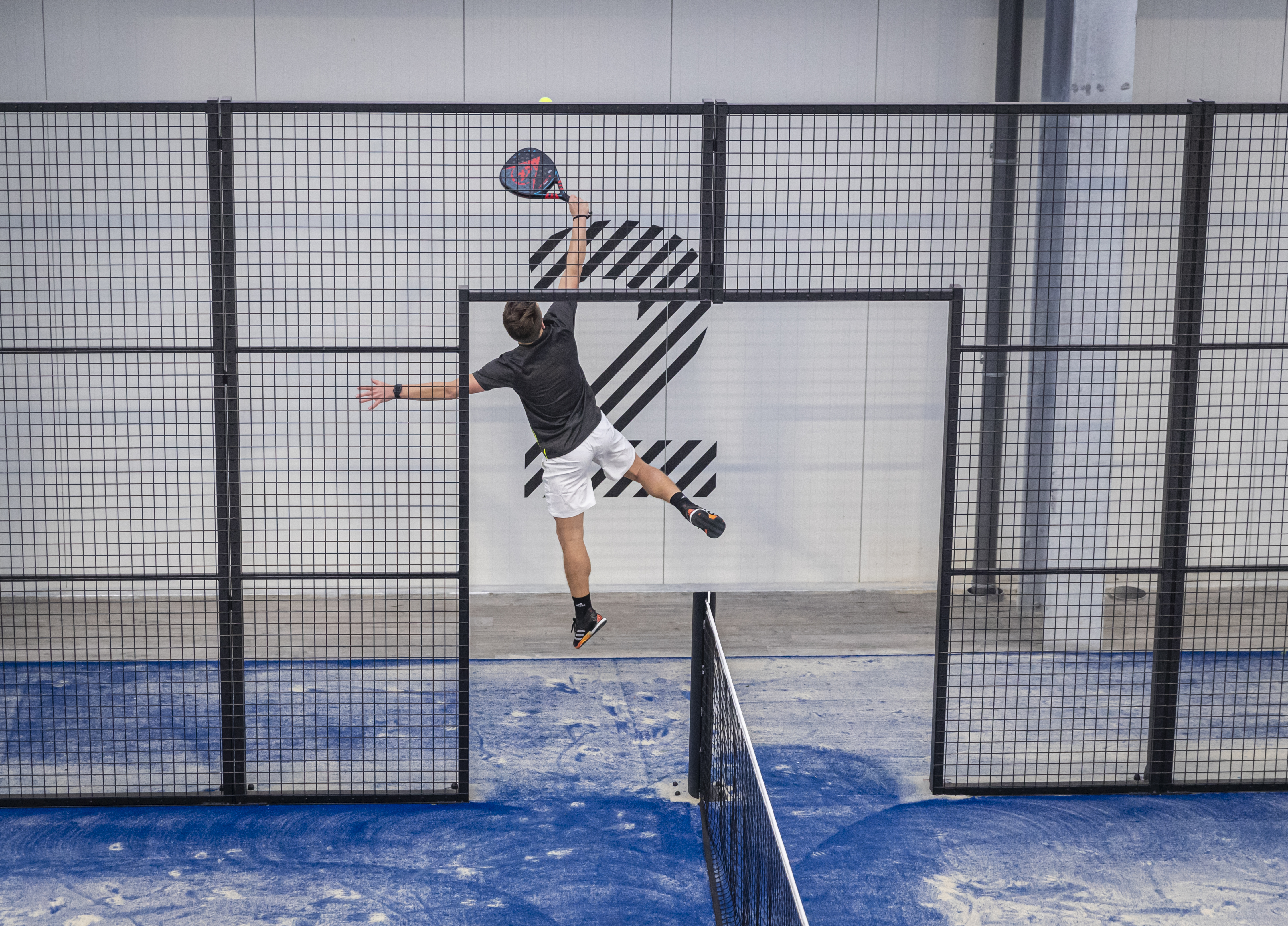 Padel Backhand buiten kooi