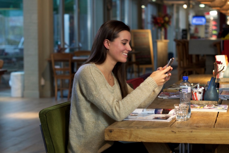 ClubApp gebruikt aan tafel