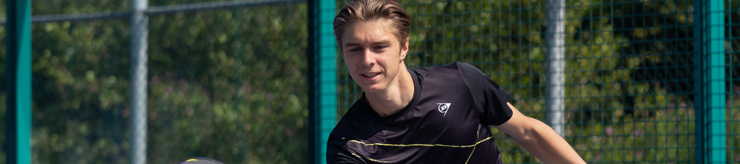 Jongen dunlop racket volley