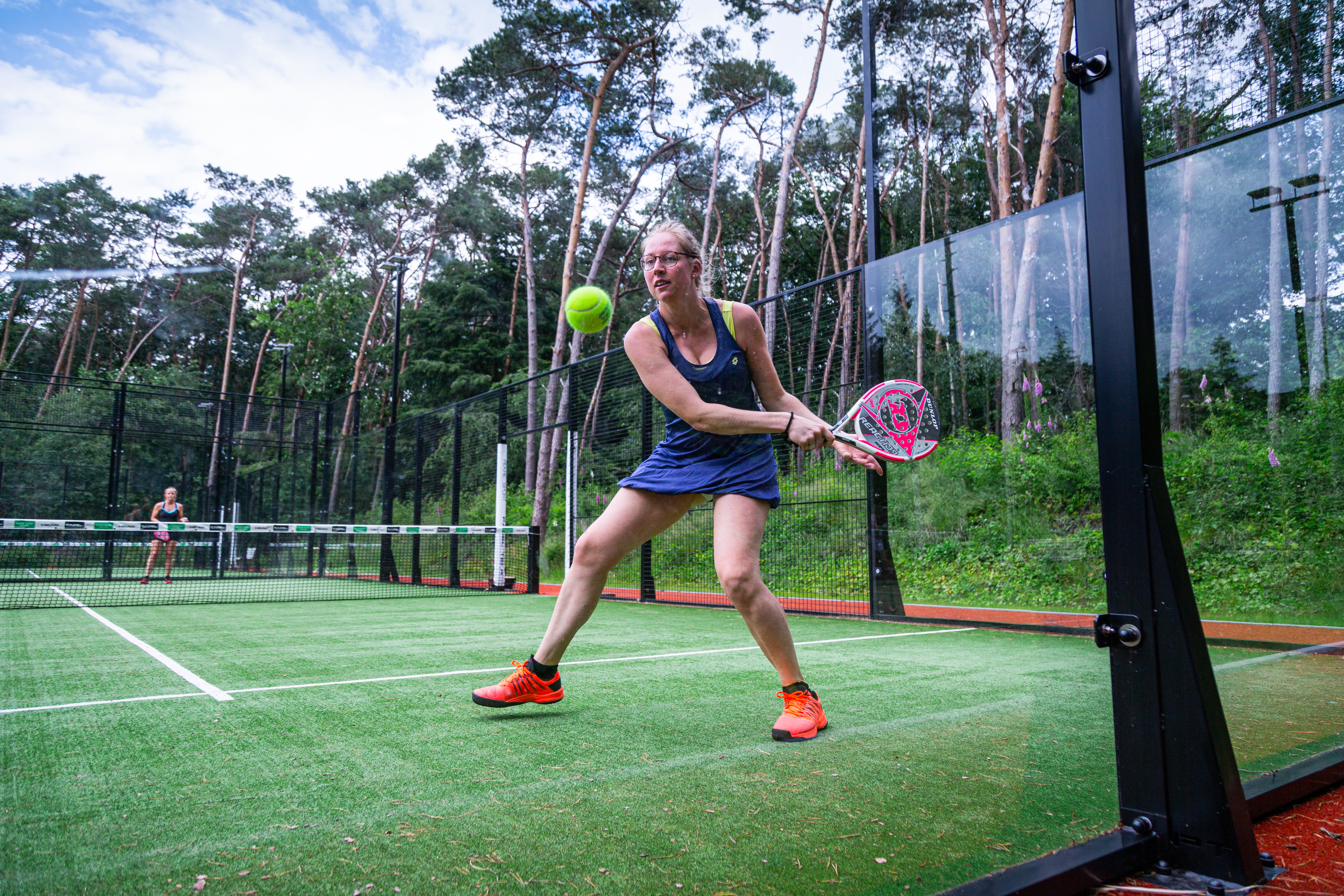 Meisje aan het padellen