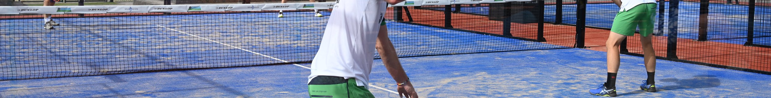 ZUITNL zitten op bankje padel
