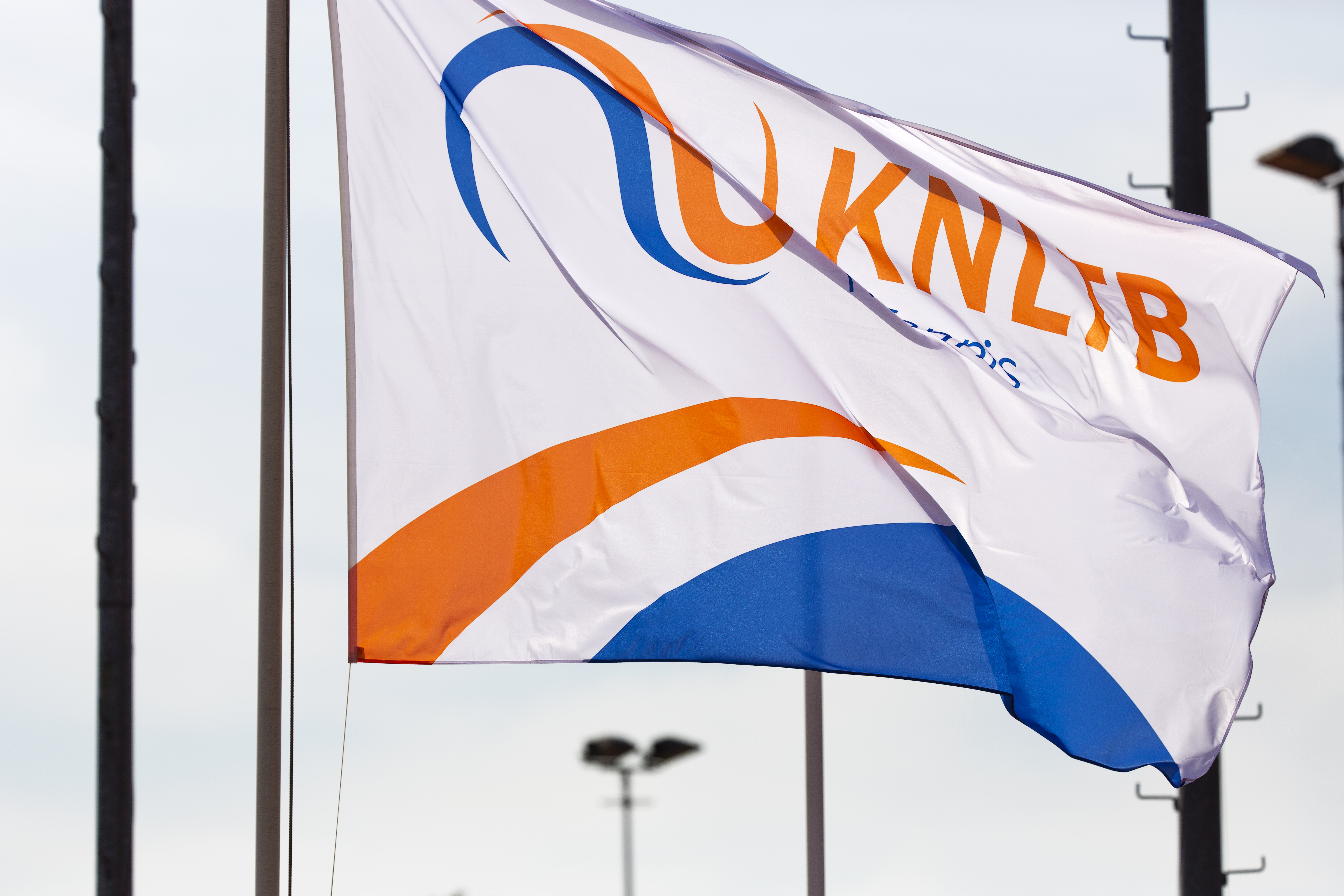 KNLTB Vlag wapperen wind