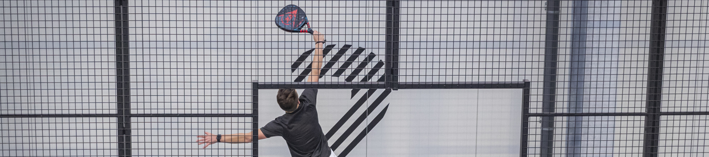 Padel Backhand buiten kooi